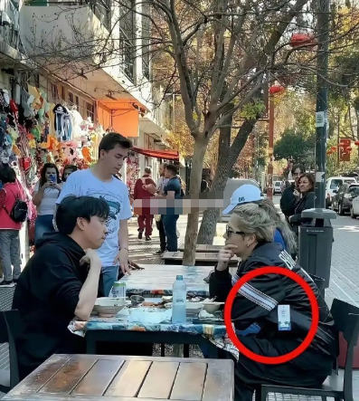 还以为现在人不拆吊牌是因为穷，直到看见王嘉尔才知道原来是因为时尚​​​