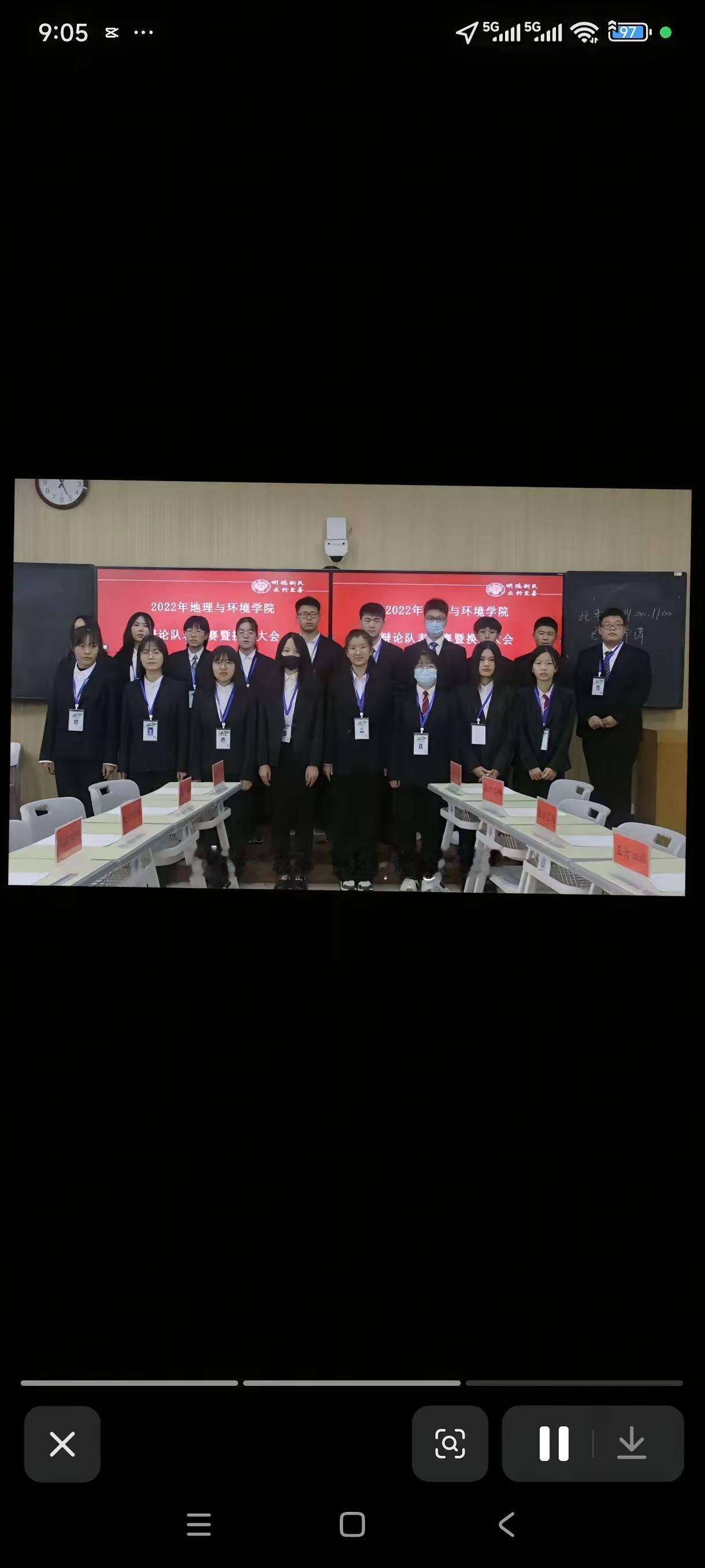 程梦圆在河南大学的照片。下面第1排右边第1个就是程梦圆，22年，小小年纪，22年