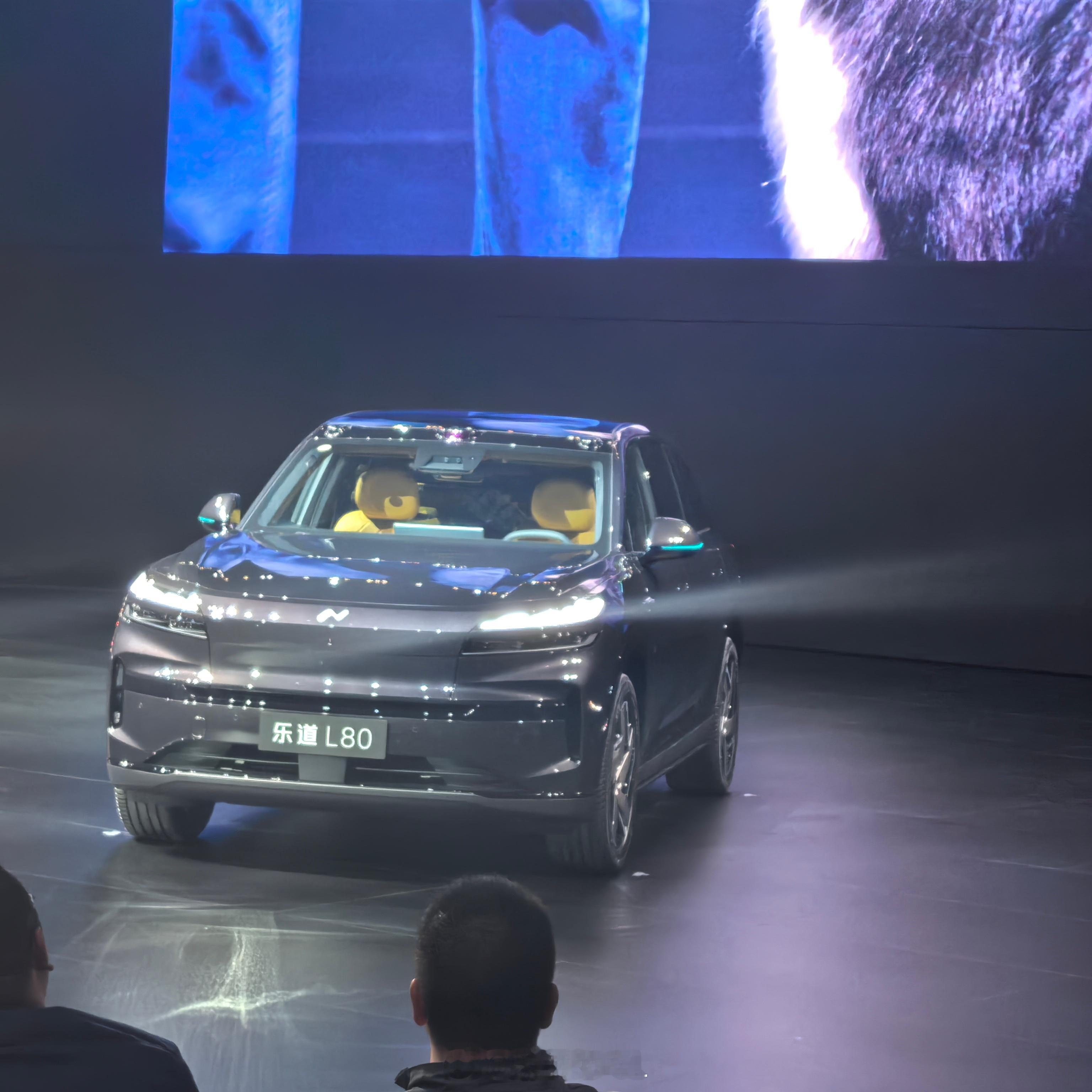 现场来了一条狗，有意思啊