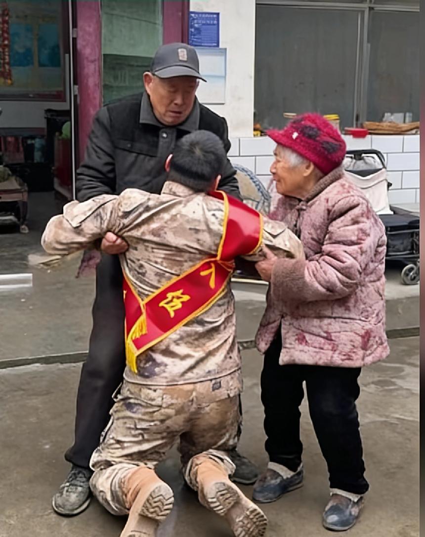 一个从小父母双亡、靠爷爷奶奶拉扯大的小伙张浩爽，在收到入伍通知书的那天，没有欢呼