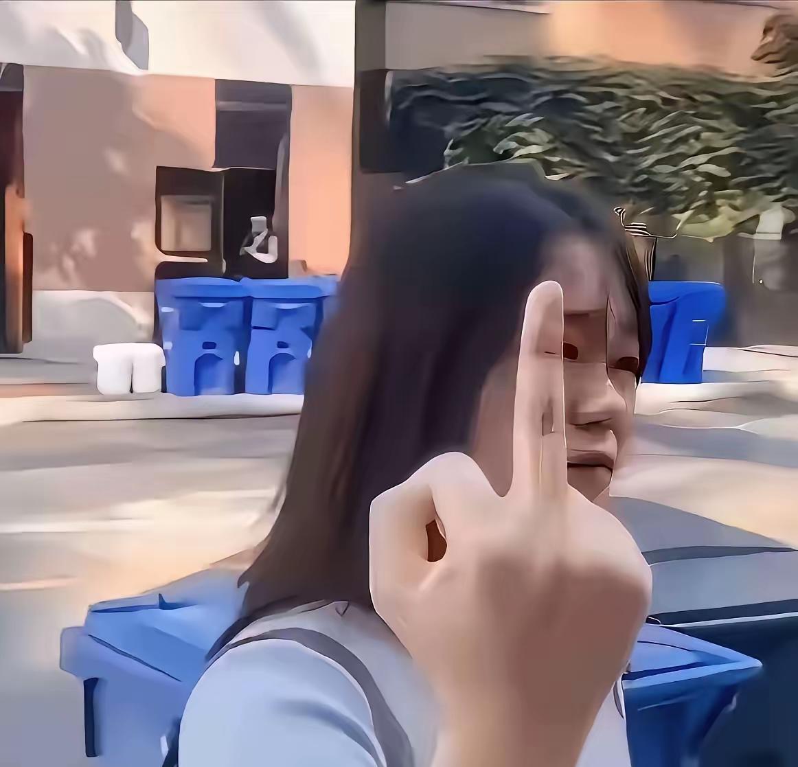 她竖起了中指，却赢得了全网的赞美。一位印度人在日本街头搭讪一个女孩，万万没想到，
