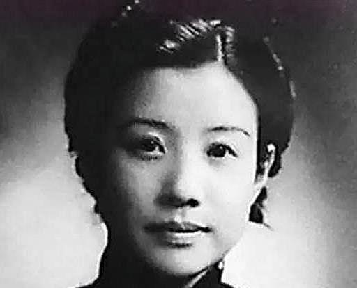1922年，54岁的黄金荣回到家中，对妻子林桂生说道：我要娶露兰春，你交出正室之