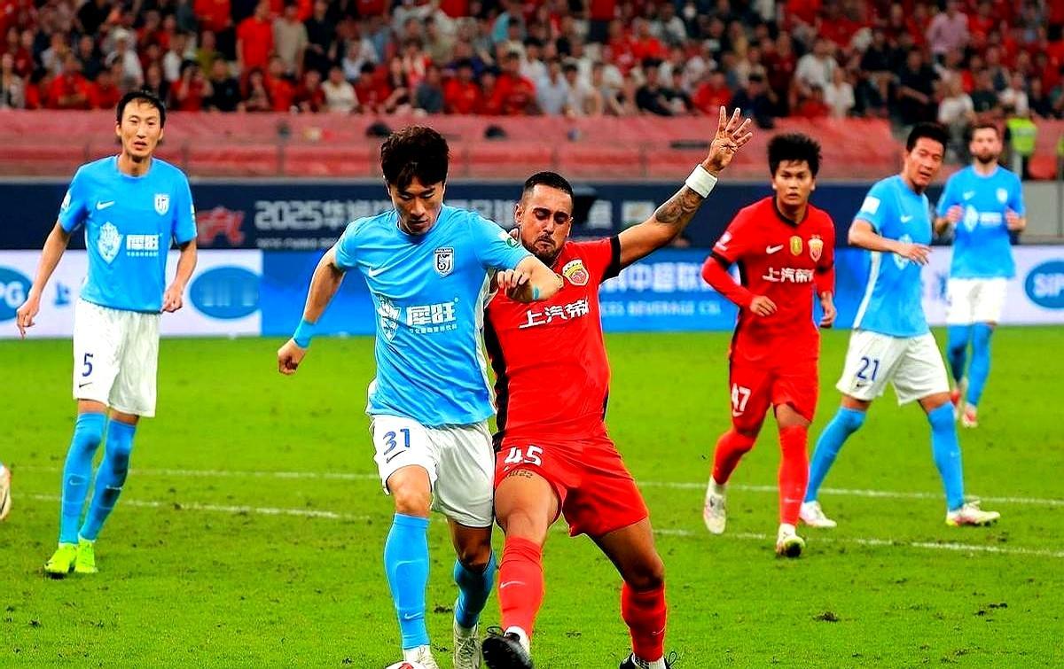 中超末轮悬念：上海海港与大连英博的比赛存在一定不确定性。上海海港加布里埃