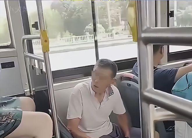 “太无耻了！”2024年，山西一辆公交车上，一位老大爷偶然看到后排女乘客裙底露出