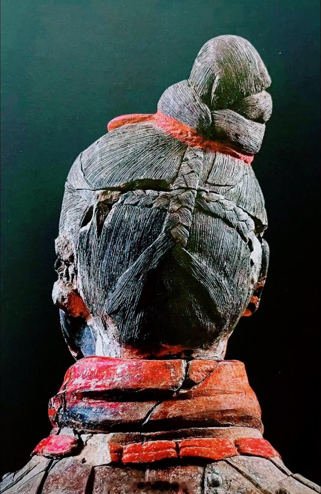 1975年，西安出土的秦俑发辫高清照片。其发辫的发髻形态，代表其军衔及兵种。这都