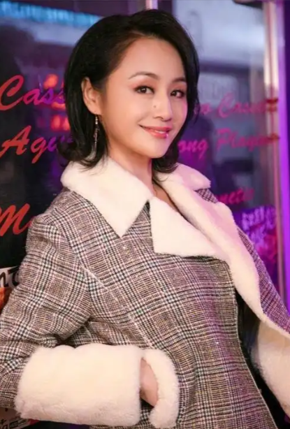 2009年，曹颖嫁给了没有名气的王斑，婚后不久就生下一个儿子，可儿子才刚满月，曹