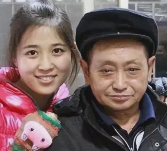 1990年，重庆36岁光棍捡到了一个女婴，不舍吃不舍喝将女孩养大，谁知，养女成年