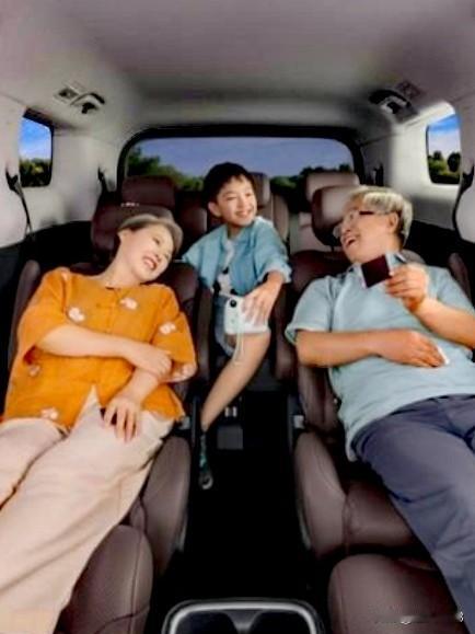 上汽通用五菱星光730，这台全新的五菱星光730的车型它的外观设计相当出彩。车身