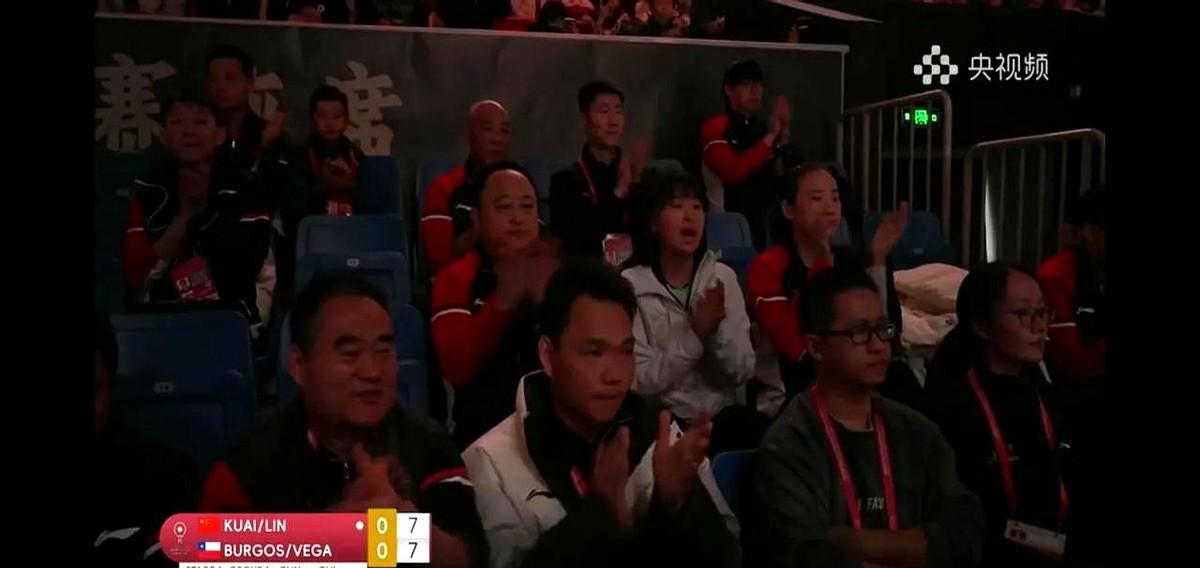 领导又来看比赛了，林诗栋蒯曼的混双首局，比分7:7时镜头一转给到了观赛席，首先映