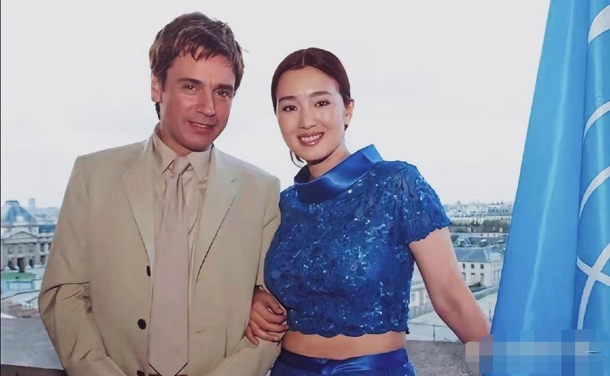 让·米歇尔·雅尔巩俐现任丈夫，比巩俐年长17岁。二人相识初期的活动合影，巩俐