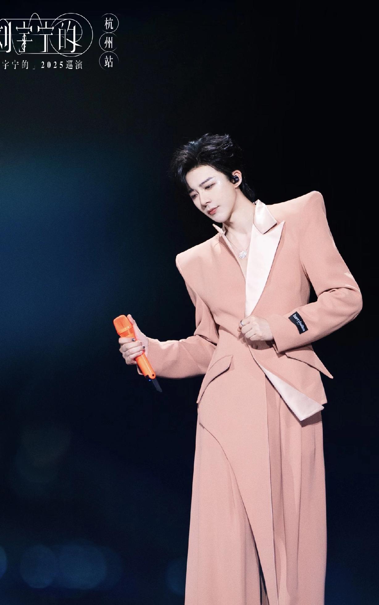 终于知道了！为啥很多明星拍戏杀青的时候那么开心了！刘宇宁直播的时候，回答粉丝