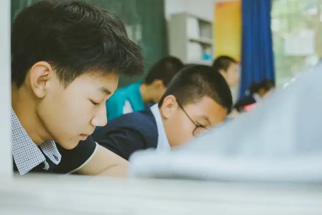 当一个学生对你叫嚣时，你处理不当，将会有第二个，第三个。——这句话，像是一道警钟