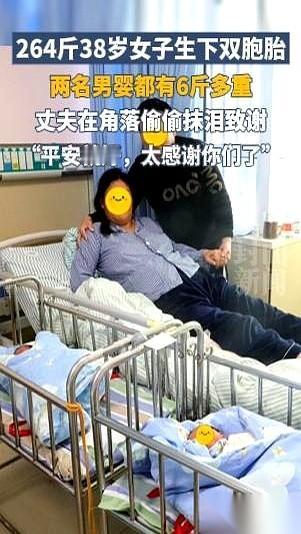 一个大老爷们，就那么躲在产房门口的角落里，捂着脸，哭得跟个孩子似的。护士出来报