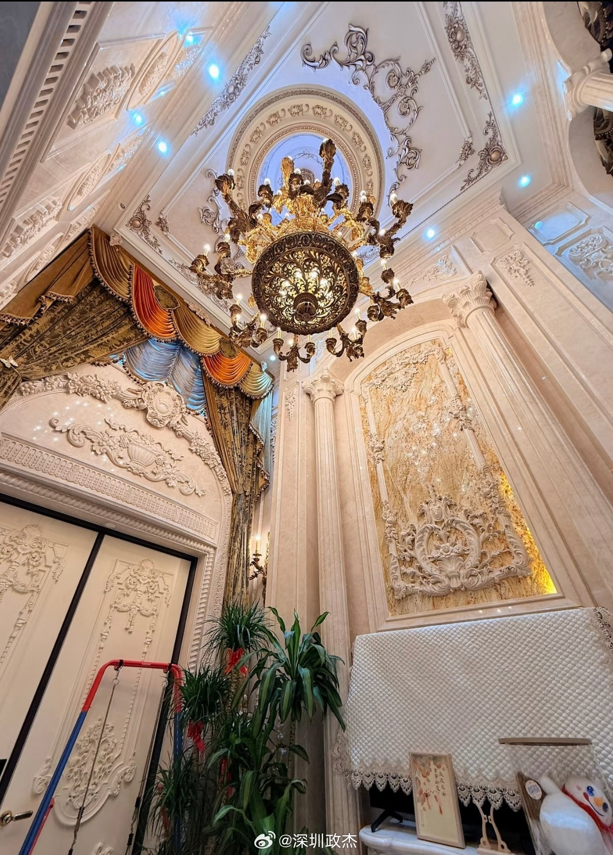 刚群里问了下，问大家喜欢这种装修风格不。大部分说不喜欢了，还有的说看年纪，现在年