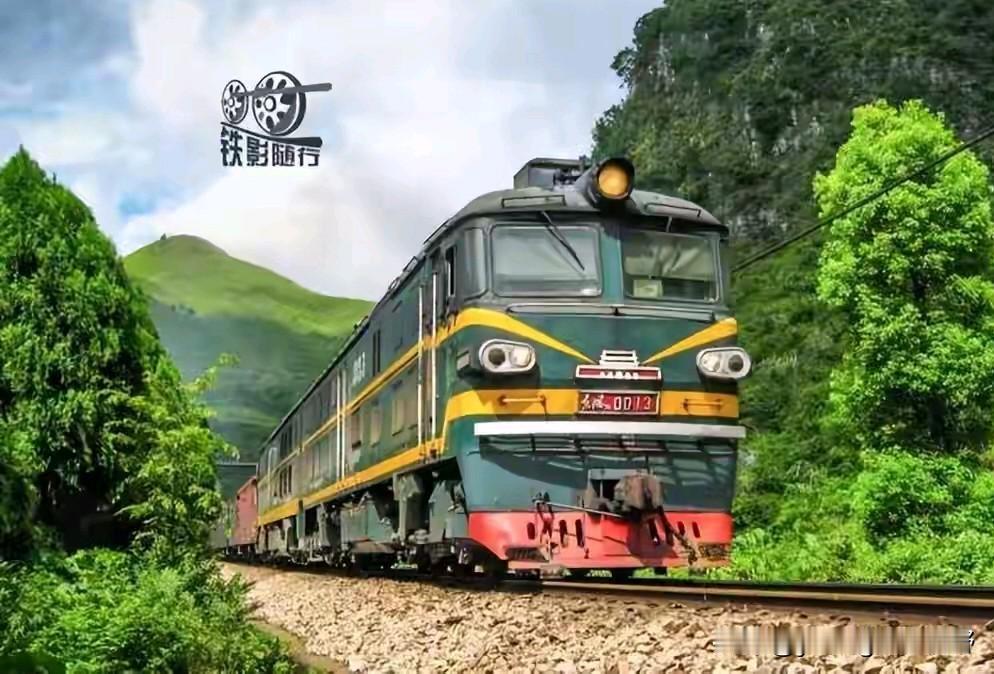 北京二七机车厂生产的DF7D型内燃机车。这款车有着与北京型内燃机车一样的车头，只