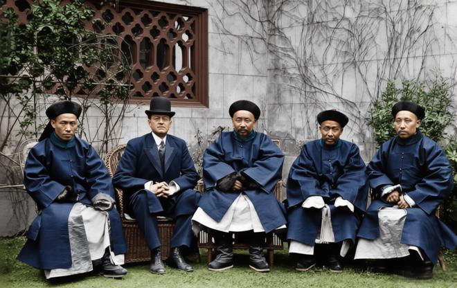 1909年，湖南巡抚衙门的庭院里的一张中外人士合影，那个外国人是美国学者兼旅行家