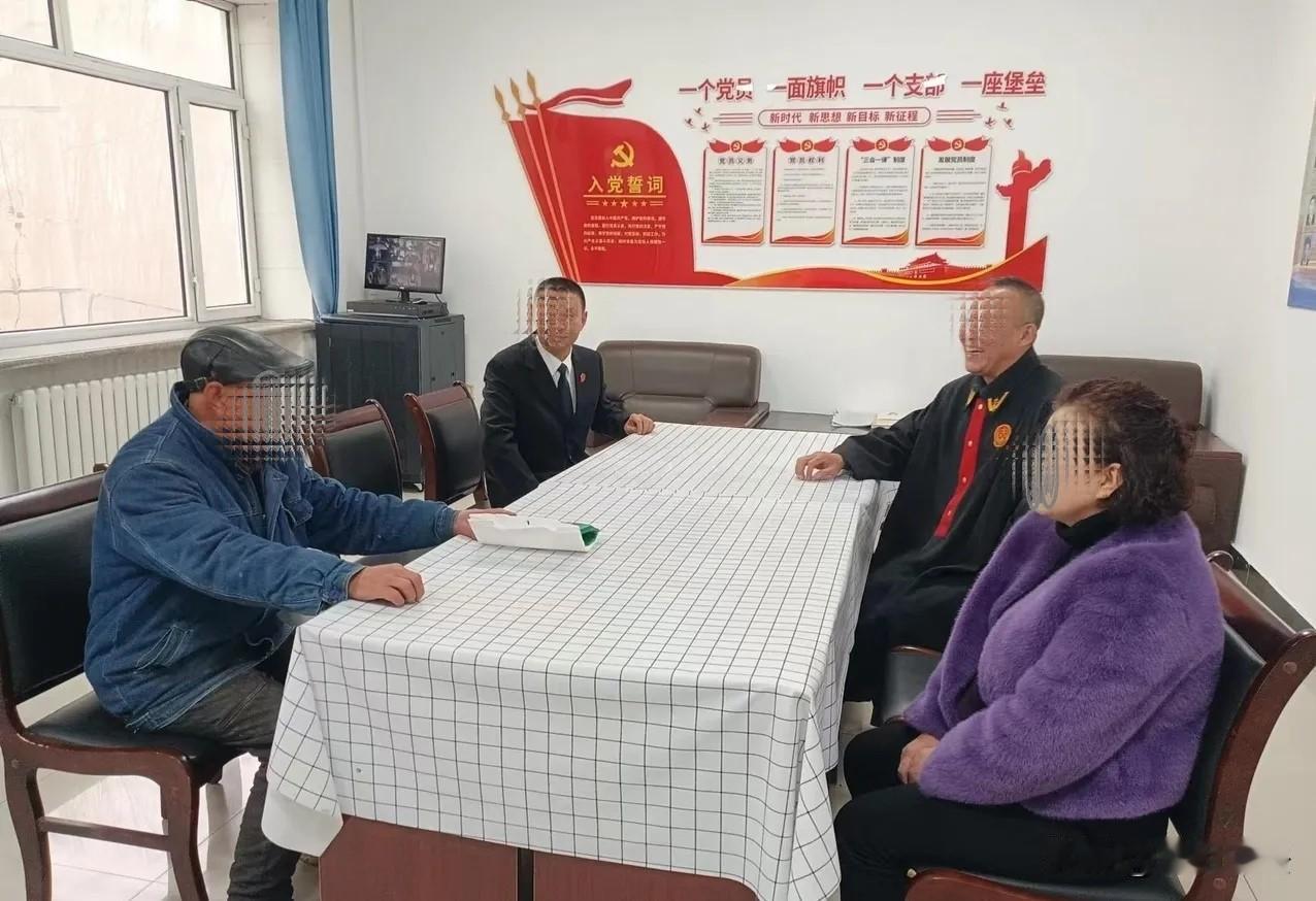 广东汕尾，62岁的吴大爷，家中的吊灯坏了，不愿意花钱找外面的人来换，便邀请多年的