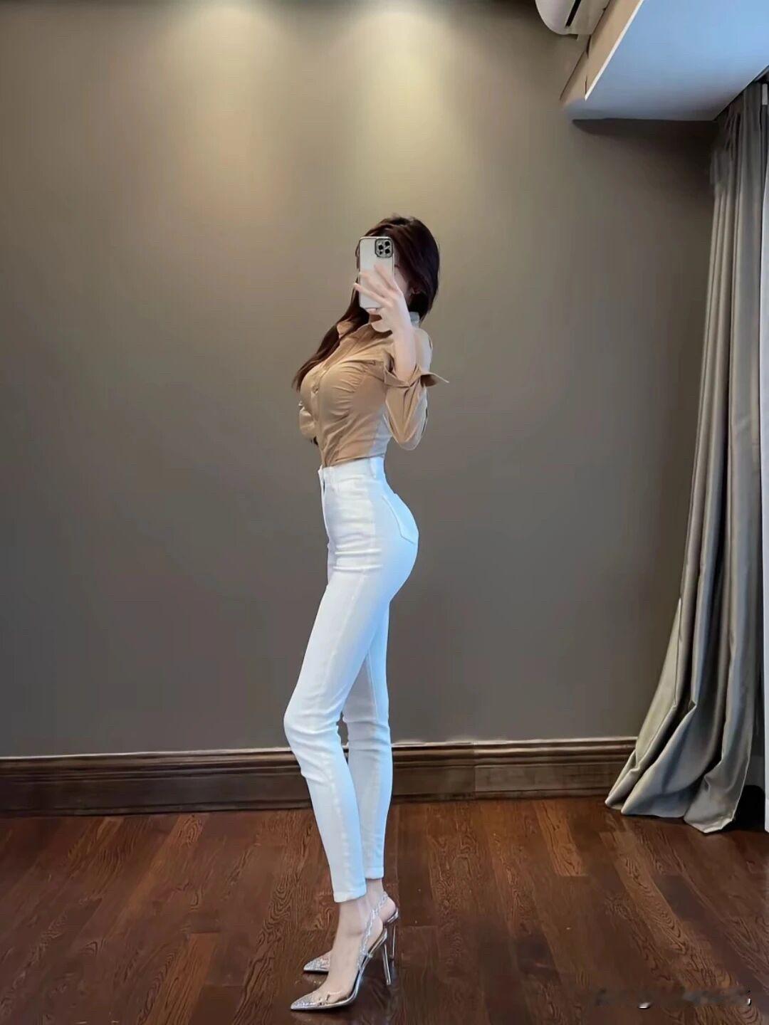 救命！这腿是真实存在的吗？直接给我看愣了！[比心][比心][比心]腿很粗壮腿