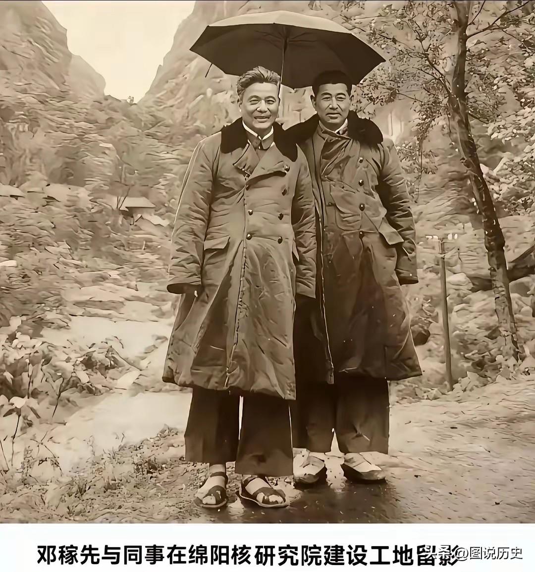 你敢相信大冬天穿凉鞋么？这张珍贵合影拍摄于上个世纪70年代，在四川绵阳山区，