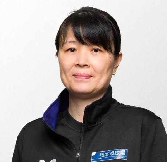 相对于她的老公张本宇，同为教练，张本凌的日子要好过一点，她任职的是日本男乒教练，