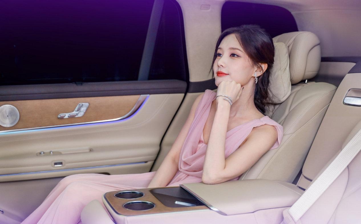 李一桐提了台问界M9，为啥明星都爱选它？最近李一桐在成都收了台问界M9尊四座