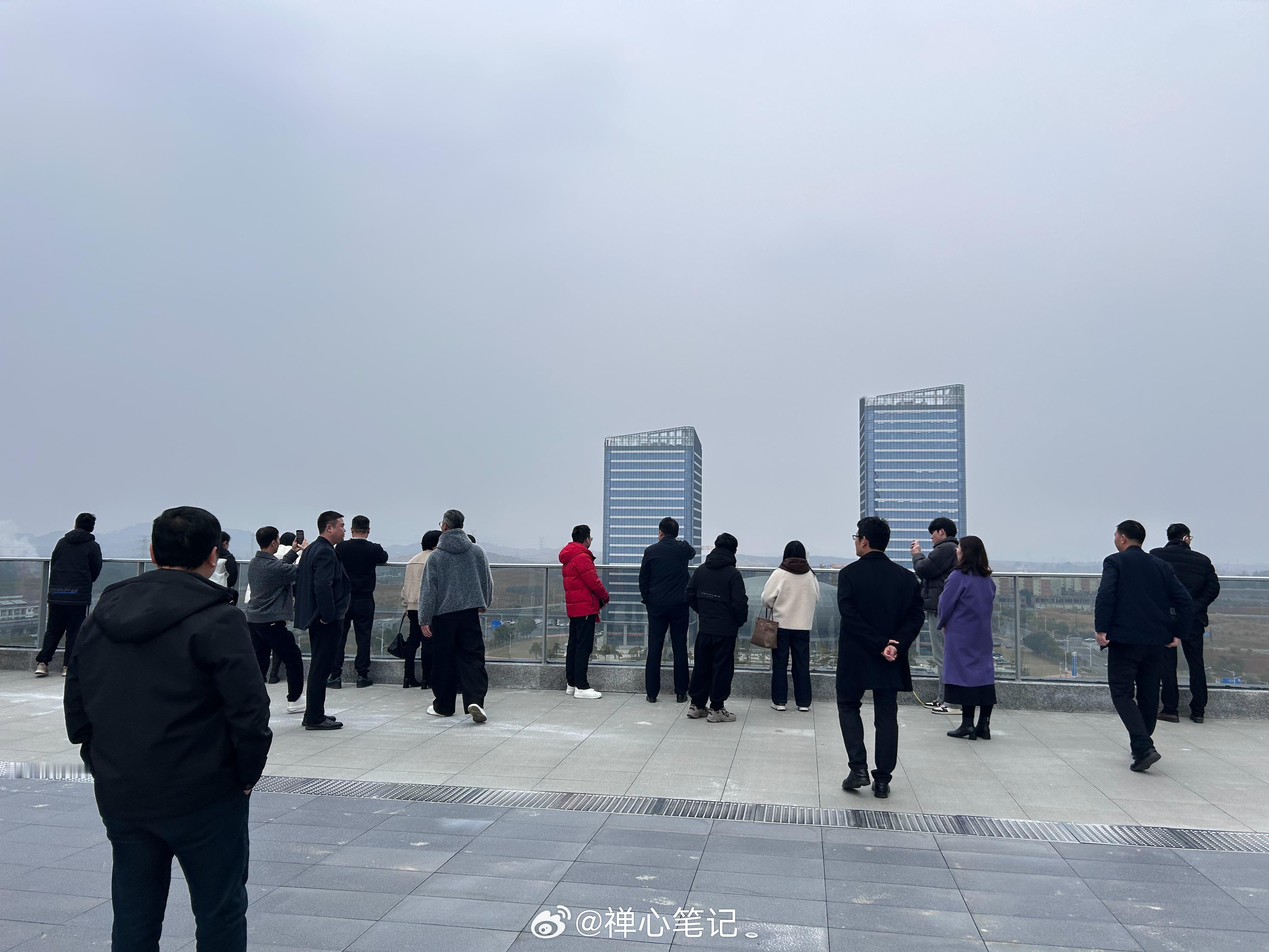 《大智慧和小聪明》大智慧的人，往往是摆脱了低级趣味的小我，有一个更大的我，没有小