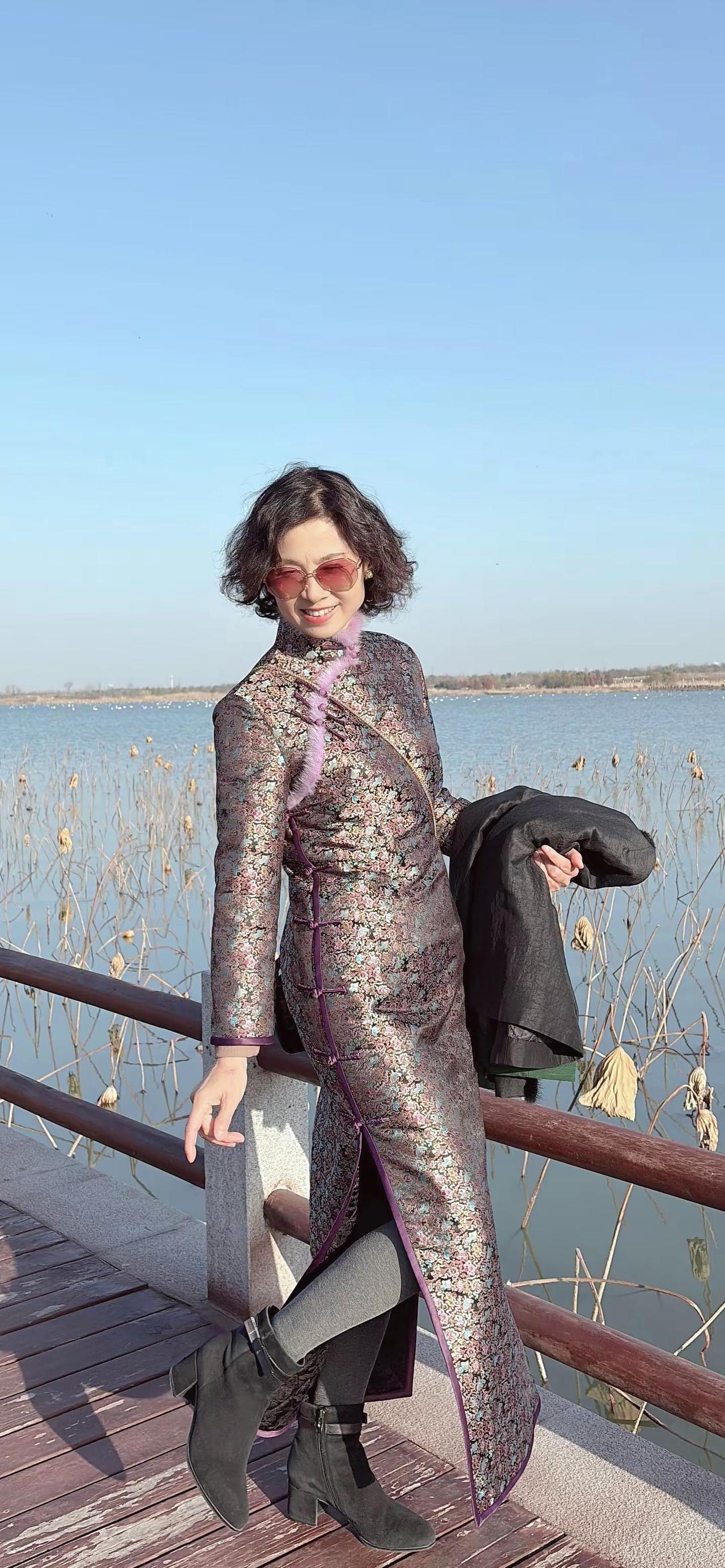 岁月妩媚，沉淀过往留香；尘世浮华，心有净土一方；旗袍摇曳，恍若修行一场；这便是，