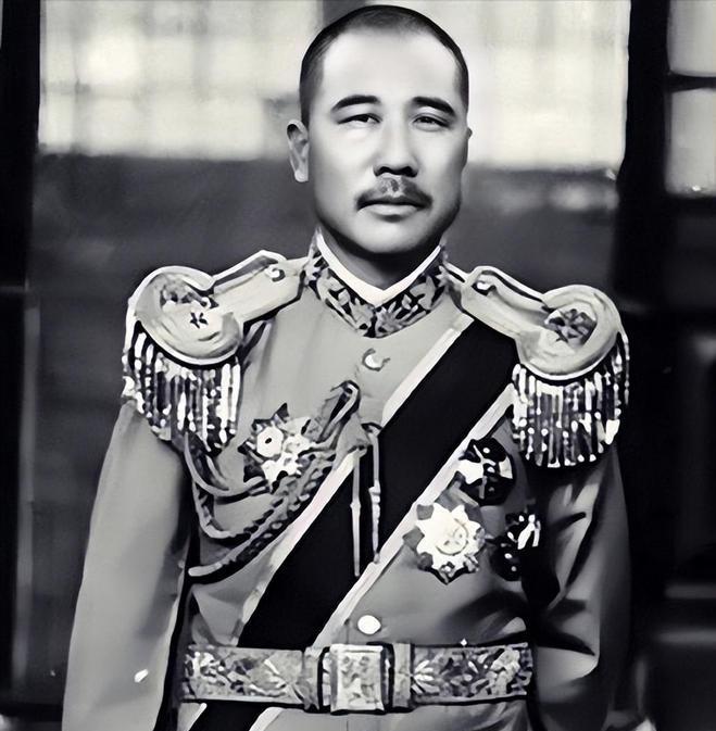 张宗昌和俄国武官打牌，俄武官输得精光，这时张宗昌说：“你欠我的钱我不要了，你把她