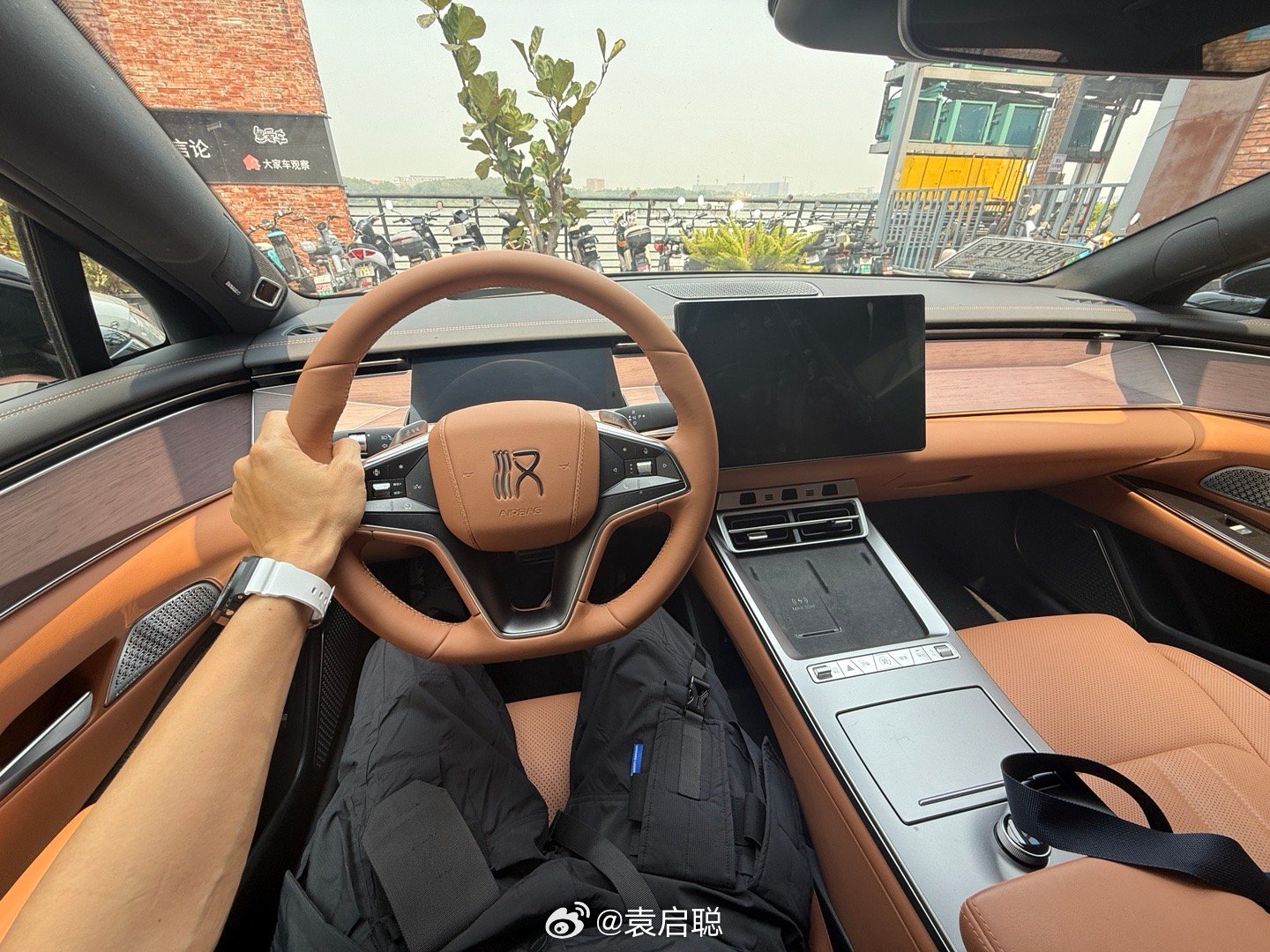 以前谁敢想，零百加速不到3秒，极速可以超300km/h的车，长这个人畜无害的样子
