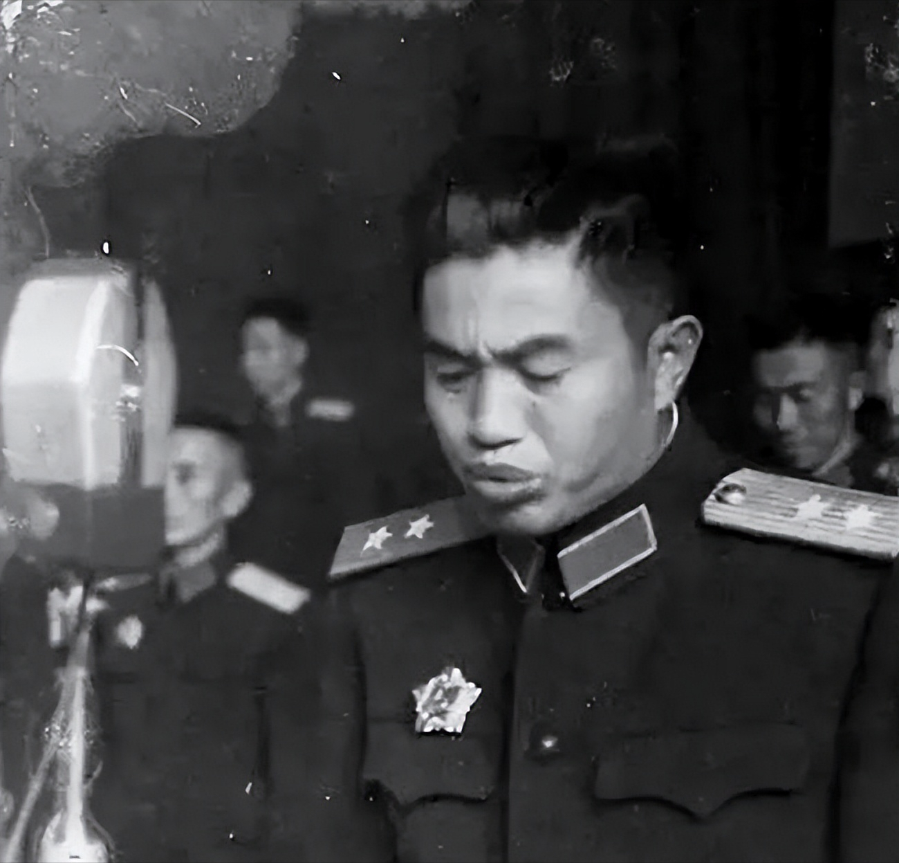 “司令，她们都是傻子，不穿衣服也正常。一天，兰州军区司令<em>皮定均</em>在外视察，路过一