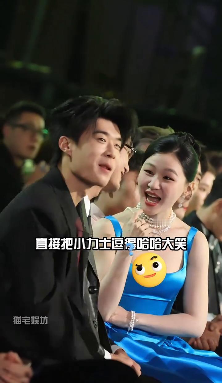 注意看，这是陈星旭表情管理彻底崩盘的3秒钟。左边是周也笑着凑近说话，右边是王玉