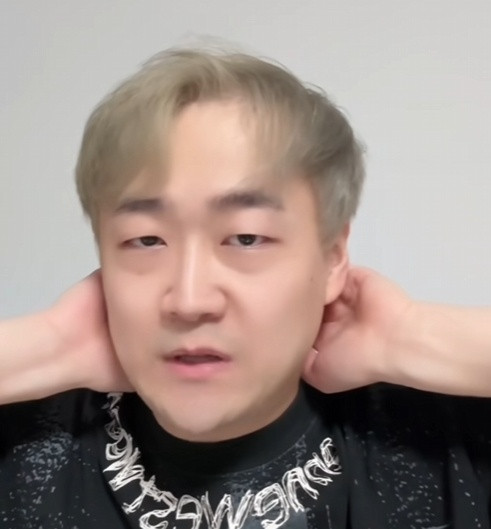 老怼抖音开播聊茶队老板晓菲是纯处，因为他欠薪欠的真的很离谱....rotk：