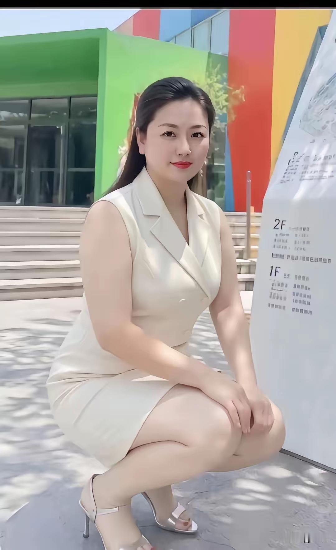 下面图片中的女人嫌她自己有点胖，问这样丰满的身材没有人喜欢。让我说，这样不胖不瘦