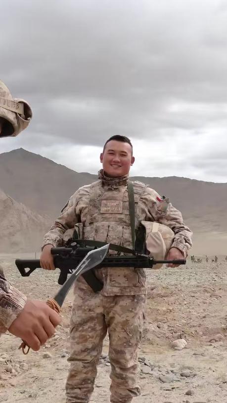 看看我军在边境山区，缴获到了什么？印度最精锐廓尔喀士兵的廓尔喀弯刀。实事求是说，