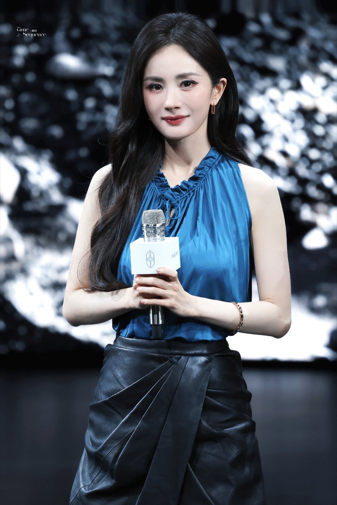 杨幂开叉皮裙真神的建模脸，妈幂最近好忙