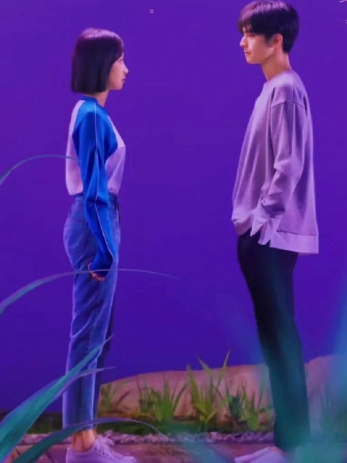 我不语只是一味看宋茜腿到底有多长。姐说过：她缺点是腰短​​​