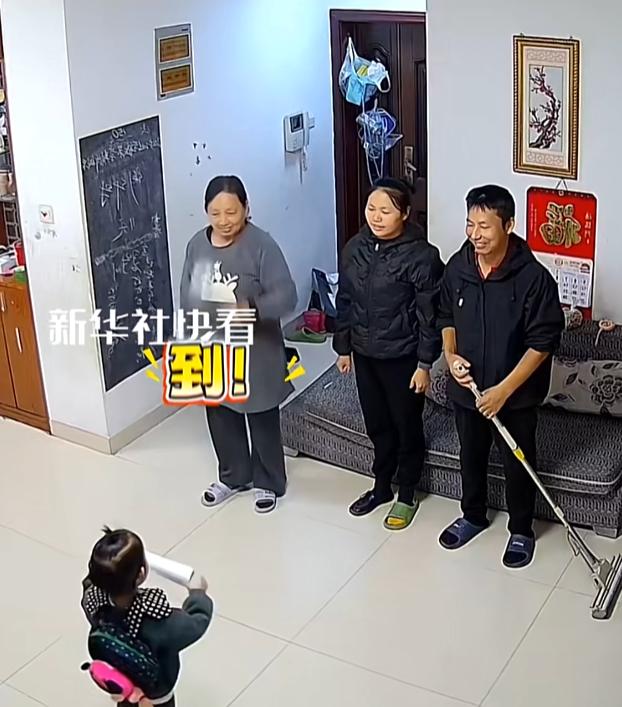 笑不活了！女孩放学回家，竟要求家里所有人都听口令集合，没想到家人真都放下工作积极