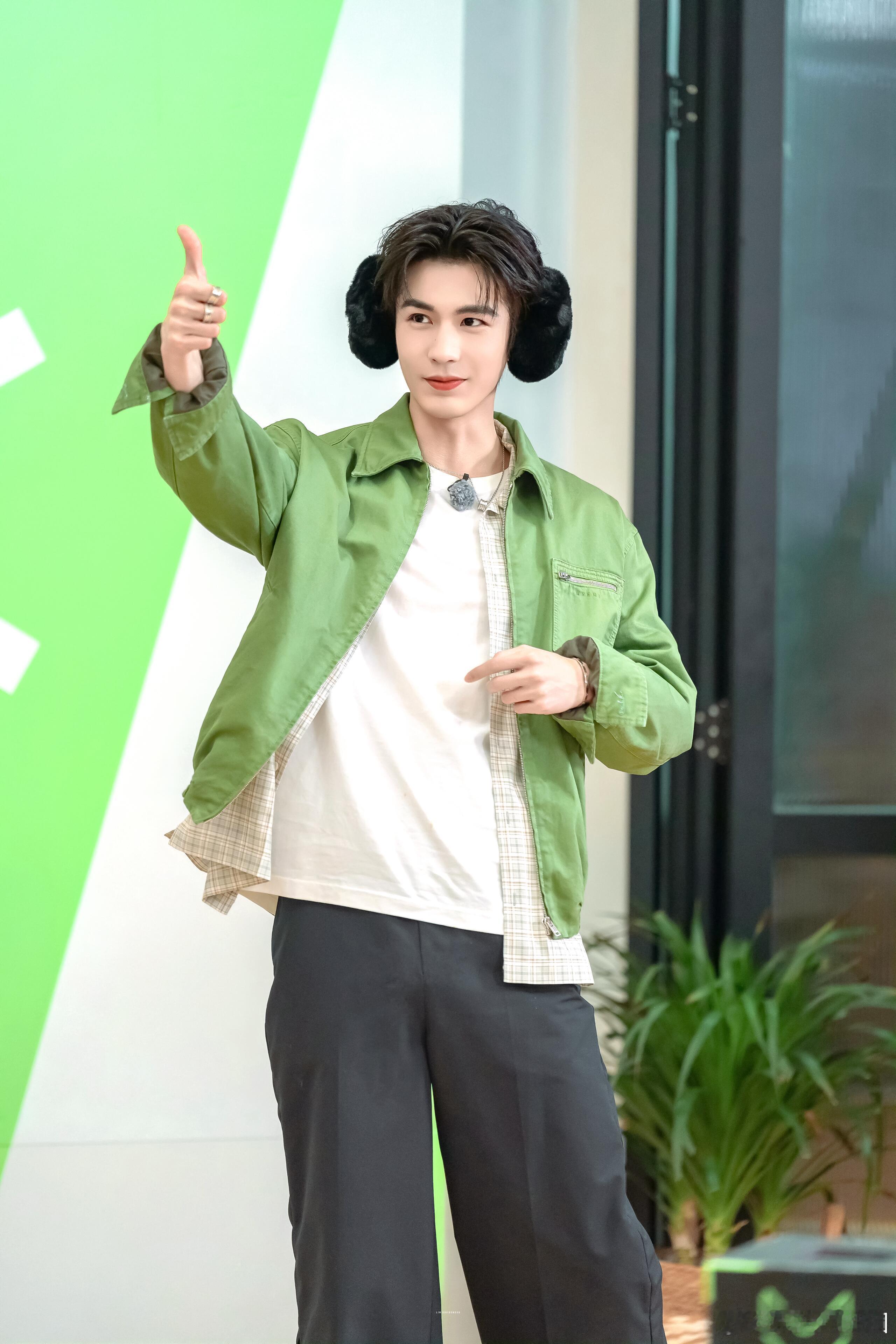 刘宇宁背张凌赫不知道该羡慕谁刘宇宁背张凌赫，我酸得像个柠檬精！一个男友力MAX