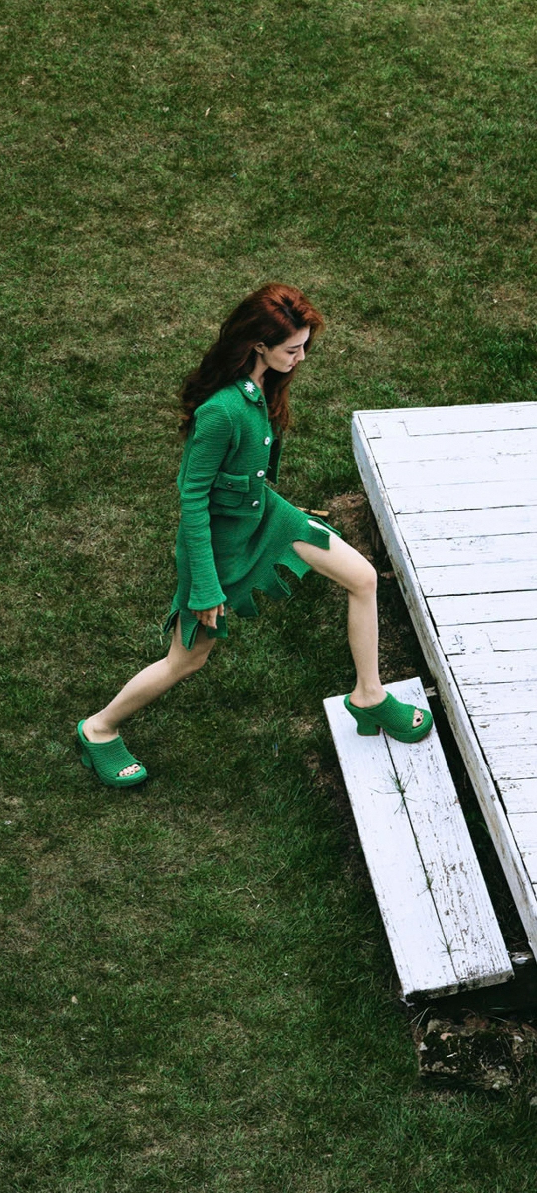 徐璐姐姐的一组美腿妆造型，白色短裙尽显优雅格调