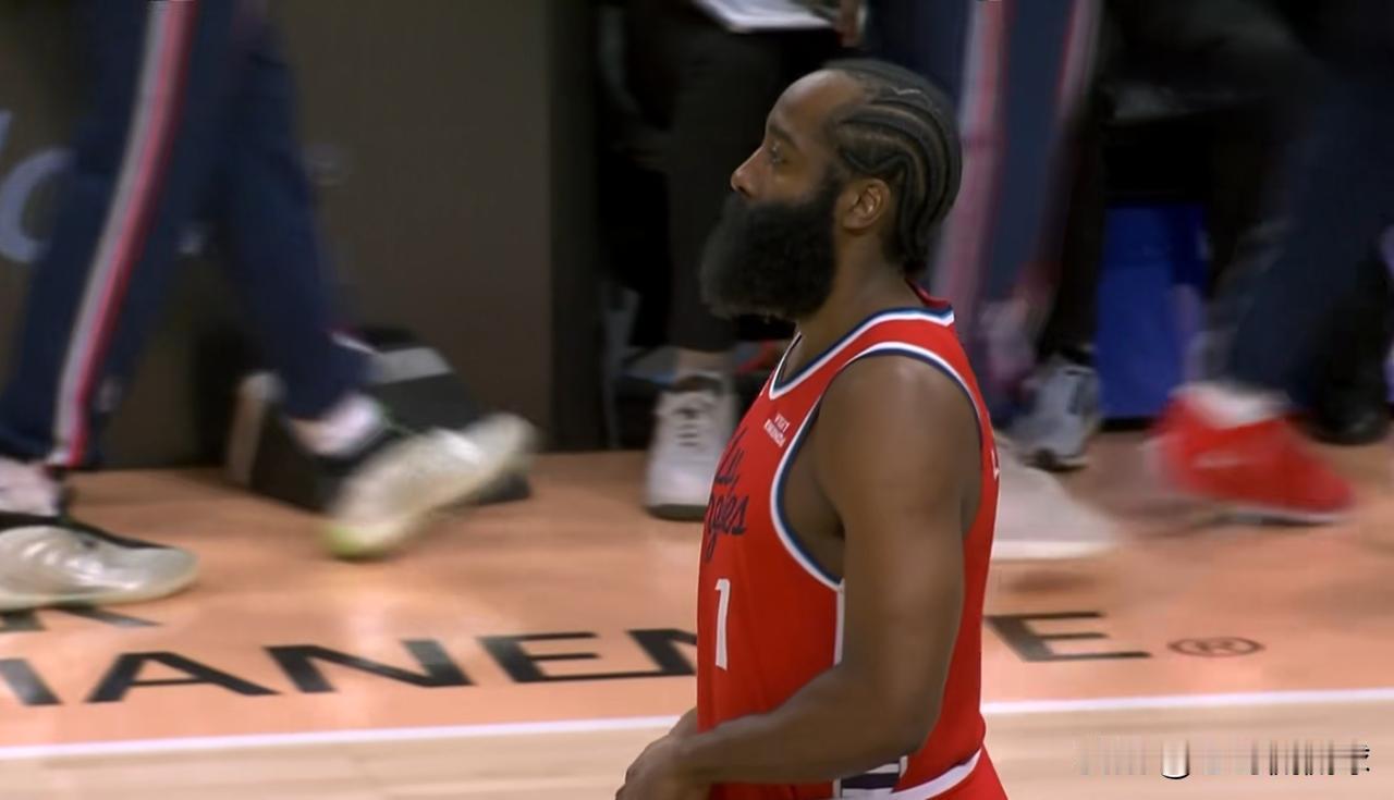 快船当家后卫哈登真是舍不得好兄弟保罗！在今天快船客场以115：92大胜老鹰的赛后