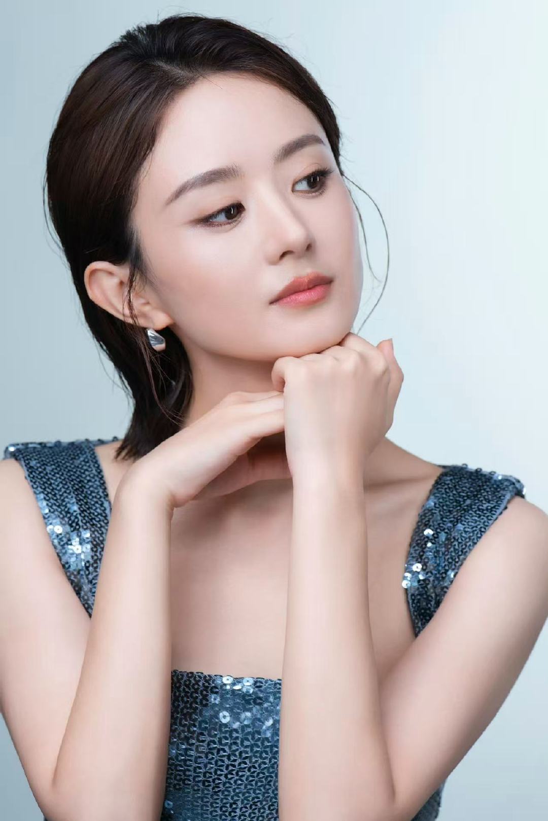 赵丽颖短发蓝色亮片裙赵丽颖blingbling礼服丽的美貌投喂！