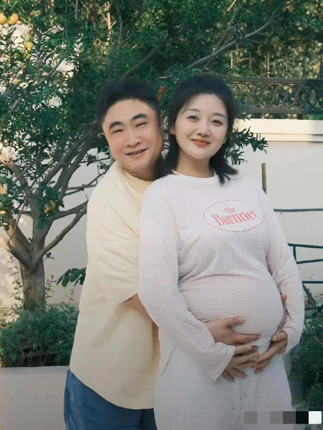 41岁的喜剧演员乔杉老婆又怀孕了，他再度要当爸爸了，开心晒全家福：老婆明眸若水，
