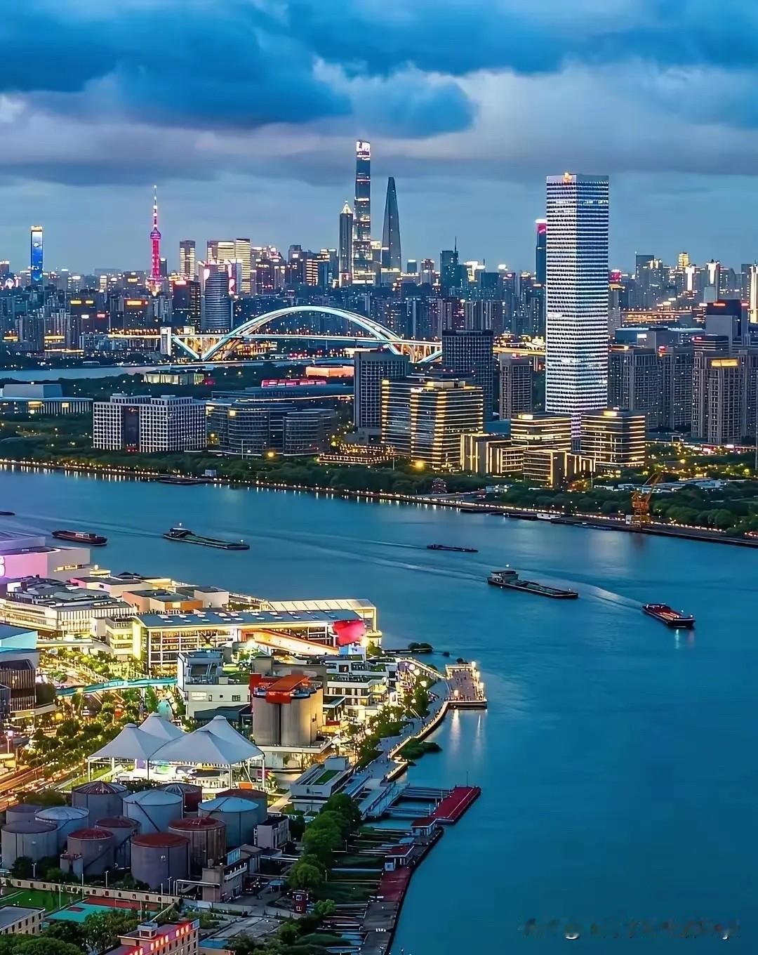 上海街头的小型公交车少了，这背后有诸多原因。今年5月出现的7-8米“迷你版”