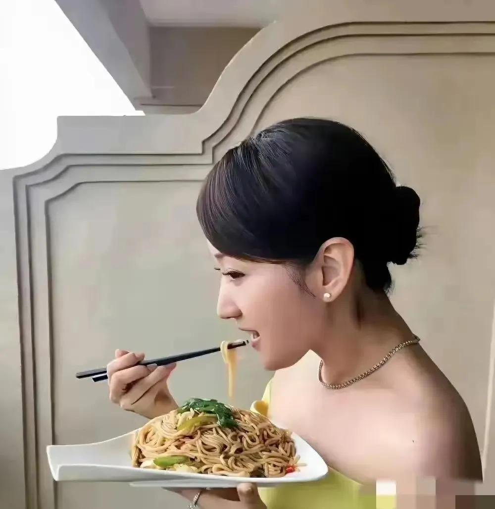 近日杨钰莹别墅用餐照流出，她一袭素衣端坐桌前慢品河粉，眉眼盈盈笑意温柔，肌肤透亮