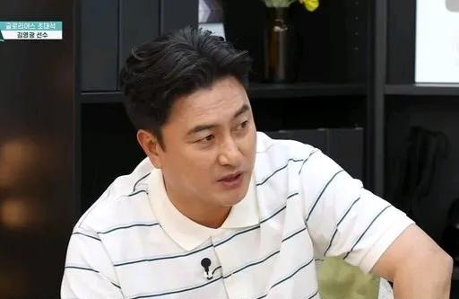 韩国前国脚安贞焕痛批了球队主教练洪明甫。洪明甫带领的韩国队在世界杯小组赛最后一