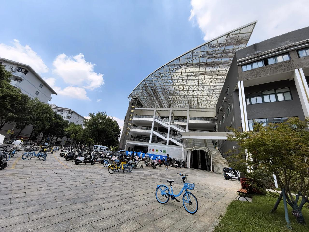 送孩子到中南大学了！激活校园卡后，用他的校园卡在学校的第二食堂吃中饭。第一次吃