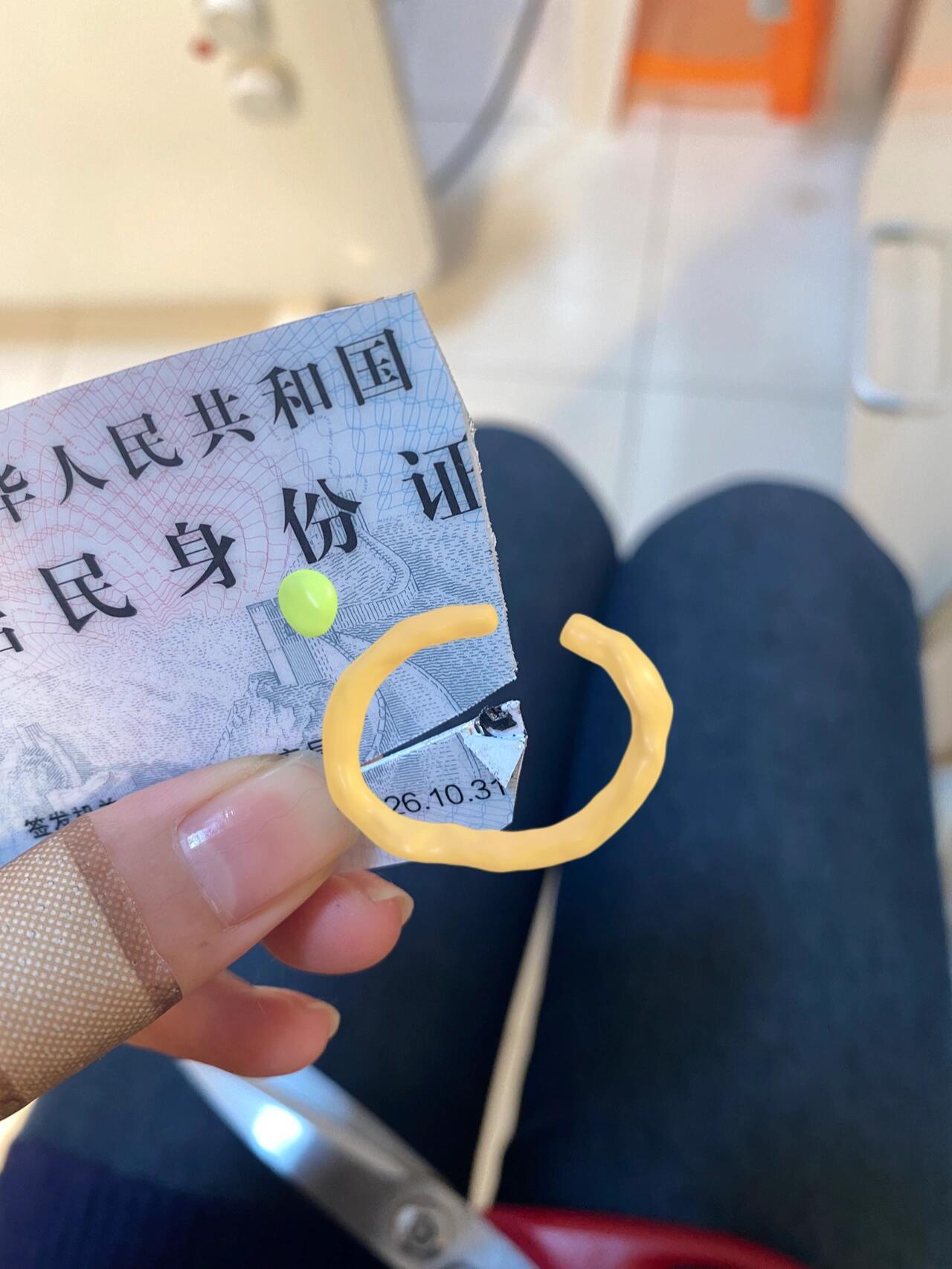 身份证里是真的有芯片呀？换了新的身份证，老妈嘱咐我老身份证要保管好或者剪碎，我选