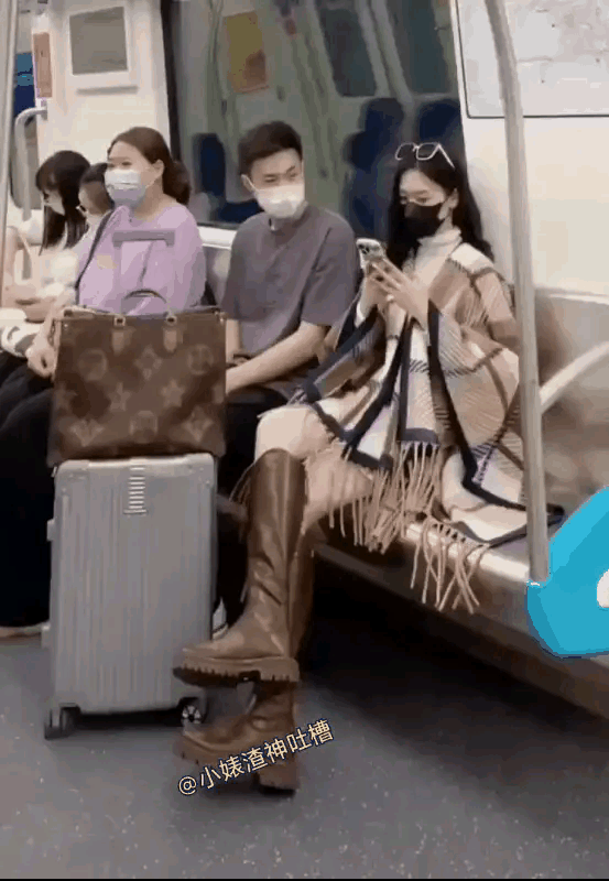 太逗了！哥们你看美女就行了，还叫女友看，不害臊吗？地铁车厢，一位身材修长的美