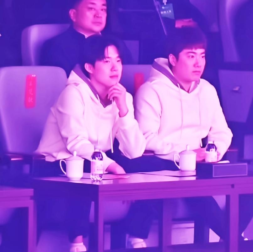 就喜欢看霸州双甜同框，这颜值坐哪里哪里是焦点。感觉梁靖崑跟王楚钦坐一起特别