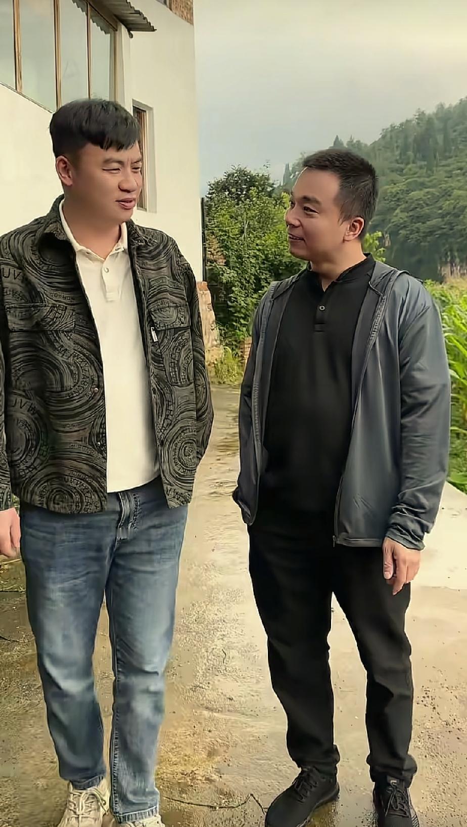 大龙与达文西这一对趣味搭档，一同走出落脚的民宿去农户家买些菜，打算晚上开火自己做